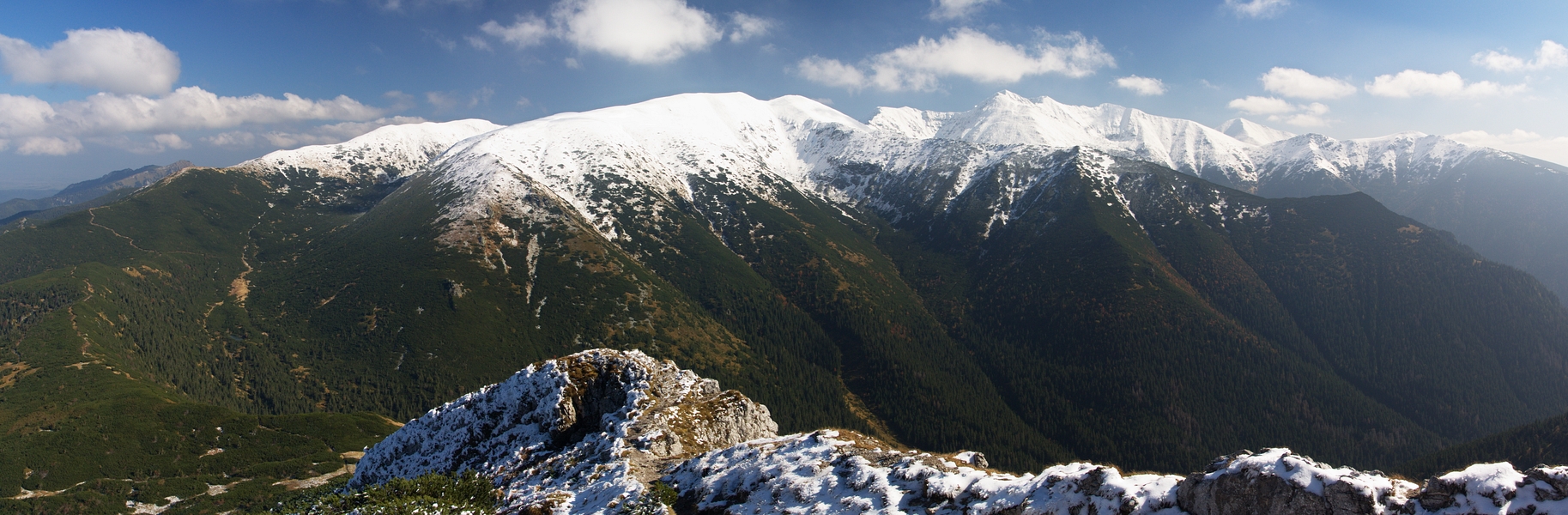 IMG_4131_hlavni hreben ze siveho 1.jpg - Panorama hlavního Roháčského hřebene - zleva: Brestová, Salatín, Spálená, Pachoľa, Baníkov, Príslop. Za Jalovským sedlem vykukuje Baranec.